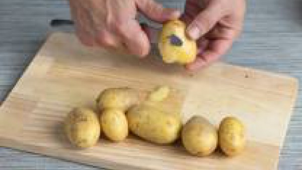 Pela las patatas, córtalas en bastones finos y fríelos en la sartén con un chorrito de aceite de oliva.