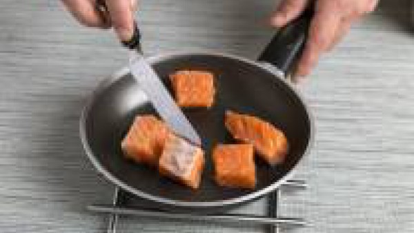 En una sartén con una cucharada de aceite de oliva, saltea el salmón cortado en dados y sin la piel. 