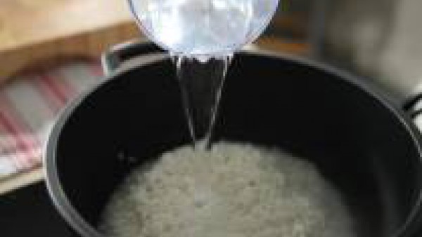 Vierte el arroz, ya pesado, en un cuenco grande. Cúbrelo con agua. Remueve bien el arroz para que sus granos se froten entre sí y suelten su almidón. Escurre el arroz.  Repite el proceso 4-5 veces (ha