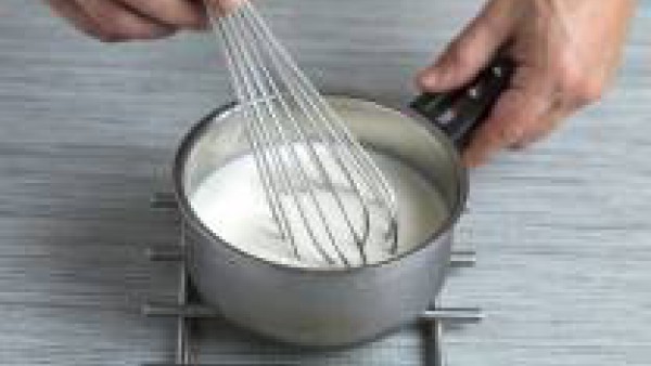 Prepara la bechamel tal como se indica en el paquete de Mi Salsa Bechamel Gallina Blanca y añádele el curry.