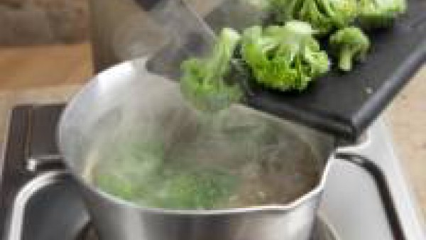 Disuelve la pastilla de Avecrem Verduras -30% de Sal en el agua hirviendo. Echa a cocer las patatas y, cuando estén casi listas, hierve el brócoli unos 5 minutos.