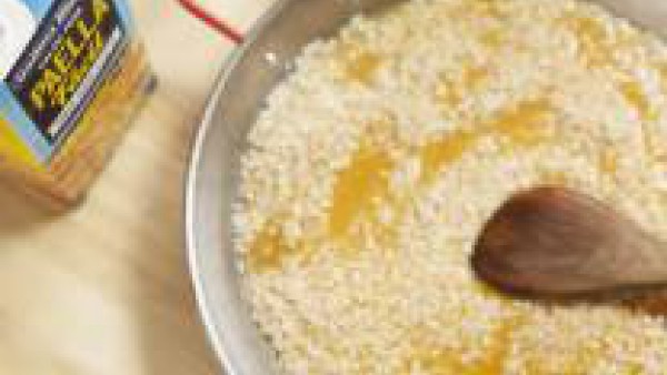 Agregar Caldo para Paella Fácil 100% Natural Gallina Blanca hasta cubrir el arroz (doble de la medida de arroz).