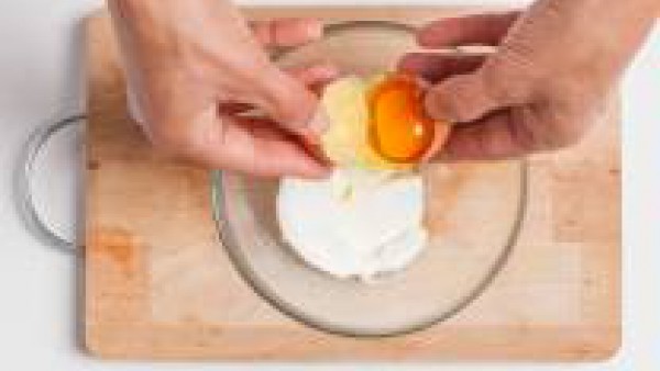 Mezcla el queso con la clara de huevo, añade el azúcar y la yema de huevo. Remueve bien todos los ingredientes.