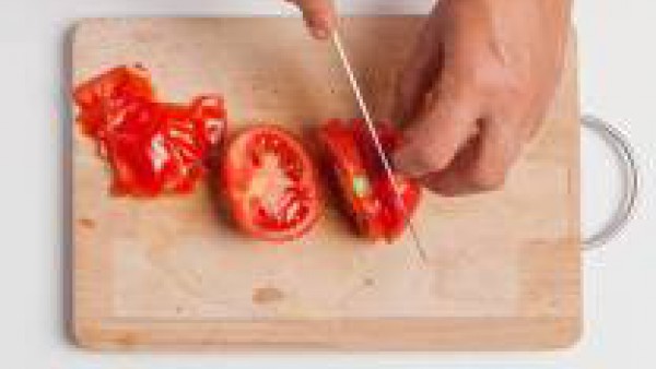 Mientras tanto, corta en dados un tomate maduro y pelado.  Corta la mozzarella y escúrrela para eliminar el exceso de agua. Picar la albahaca.