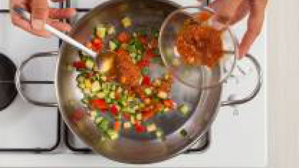 Añade a las verduras el contenido de un bote de Sofrito de Tomate y Verduras Gallina Blanca. 