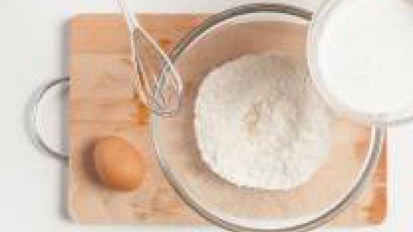 En un bol, tamiza la harina con la levadura y la sal, agrega la leche, los huevos batidos y el azafrán. Mézclalo con una batidora para evitar grumos. Añade las verduras y el queso de oveja rallado. Sa