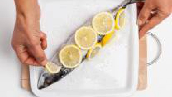 Hornea el pescado durante 20 minutos. a 180 ° C. Después, con la ayuda de la punta de un cuchillo quítales la sal. Sírvelas fileteadas y cubiertas con dos cucharadas de aceite de oliva virgen extra y 