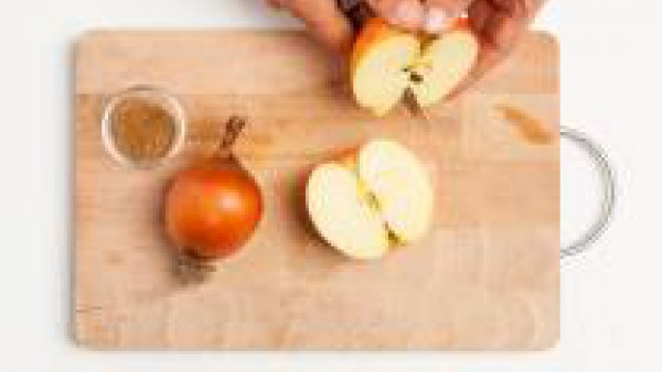 Pela la cebolla y rállala; lava las manzanas y también rállalas. Corta el queso en trozos. En una sartén, rehoga la cebolla con las manzanas y reserva.