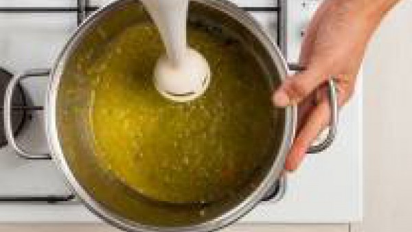 En una cacerola, coloca el apio y las zanahorias; añade una cucharada de aceite de oliva virgen extra y el Caldo Casero de Verduras 100% Natural. Cuece durante 20 minutos. Sazona con sal y pimienta y 
