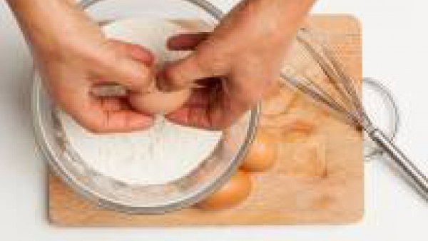 En un taza, junta la harina y la fécula con el azúcar en polvo y la levadura. Agrega las yemas de huevo y la mantequilla ablandada. Mezcla con una batidora eléctrica hasta que la masa esté suave y hom