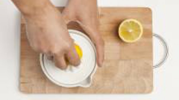 Exprime el jugo de medio limón, escurre los garbanzos y mézclalo con 1 cucharada de sésamo y el jugo de limón. Si la textura de la crema es demasiado gruesa, añade un poco de caldo hasta obtener la co