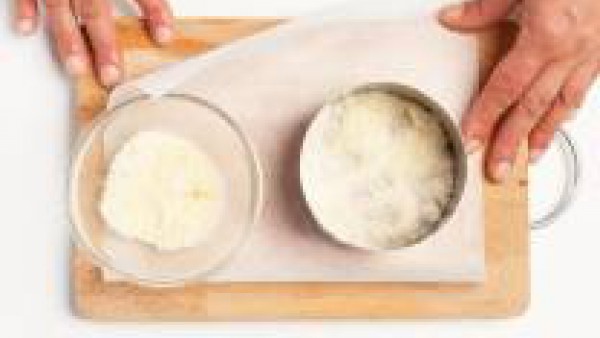 En una bandeja pon una hoja de papel de horno y, con la ayuda de un cortador de pasta, forma discos de queso rallado con un espesor de aproximadamente 2 mm. Hornea el queso a 200 ° C durante 5 min. co