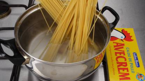 Cuando la salsa esté lista, cocina los espaguetis en una olla con una pastilla de Avecrem Caldo de Pollo.