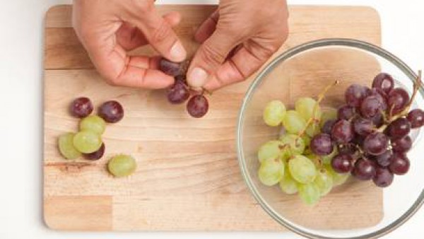 Lava las uvas y sácalas del racimo.