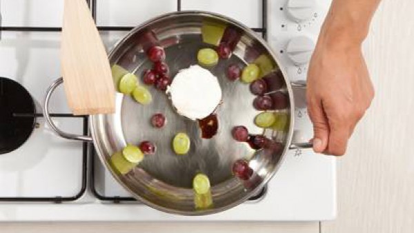 Saltea las uvas en una sartén con un poco de aceite de oliva. vinagre balsámico y el Avecrem. Cocina a fuego lento durante 3-4 minutos. Añade el queso y cocina durante 2 minutos. Pon el queso sobre la