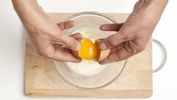 Añade el huevo y remueve hasta que la mezcla sea homogénea.