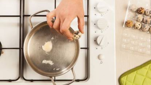 Prepara los huevos de codorniz escalfados. Calienta el agua en una cacerola con el vinagre blanco, cuando empieza a hervir reduce el fuego, casca el huevo y viértelo con una cuchara. Trata de cubrir e