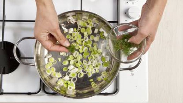 Saltea los puerros en una sartén con un poco de aceite de oliva e hinojo fresco, añade el Caldo Casero de Verduras 100% Natural y cocínalo durante 5 minutos.