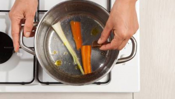 Pon a cocer las verduras en agua con una patilla de Avecrem Caldo de Pollo para hacer caldo para el risotto.