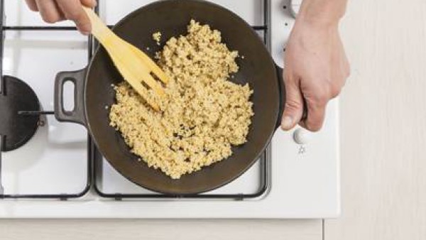 Tuesta el mijo en un wok con una cucharada de aceite de oliva virgen extra. A continuación, añade 200 ml de agua con sal y cocínalo por lo menos durante 10 minutos .