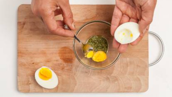 Cómo preparar Huevos rellenos con pesto-Paso 2