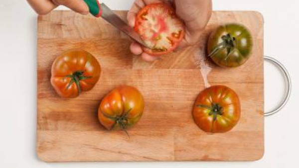 Lava los tomates y córtales la parte superior (que utilizaremos como tapa). Con un cuchillo afilado, vacía los tomates, teniendo cuidado de no dañar la parte exterior, y colócalos boca abajo para quit