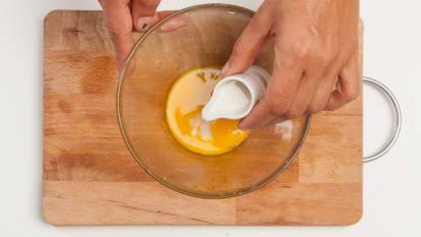 Prepara la masa para crepes: En un bol, bate los huevos con la leche; y en otro bol, vierta la harina, la levadura y el azúcar.