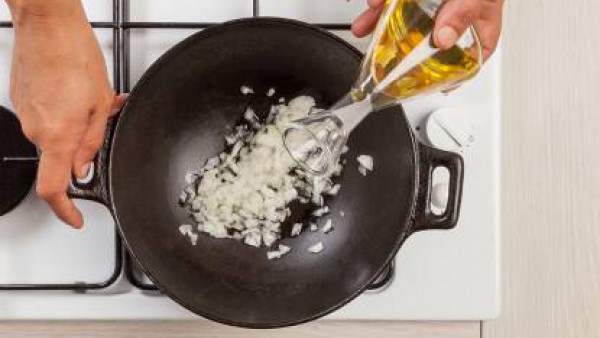 Pela y pica la cebolla; en una sartén, sofríelo con 1 cucharada de aceite de oliva. Agrega la panceta y deja que se dore.