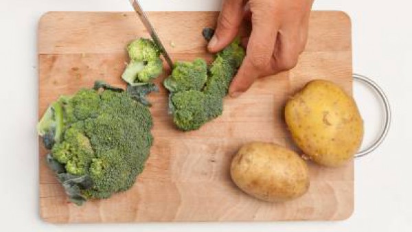 Lava las verduras. Corta el brócoli en pedazos, pela las patatas y córtalas en rodajas finas. Precalienta el horno a 180/200 ° C.