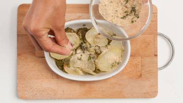 Cubre las verduras con el caldo hecho con Avecrem. Espolvorea la superficie con pan rallado y cuece en el horno durante 25 minutos.