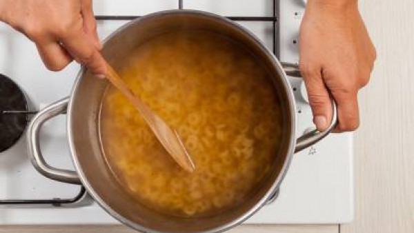 En una olla grande, vierte el caldo y lleva a ebullición. Luego, vierte la pasta y cocina durante el tiempo indicado en el envase.
