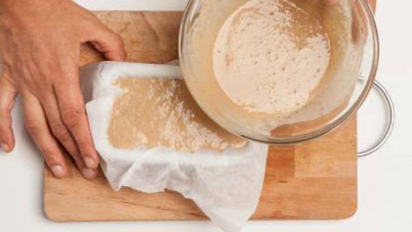 Vierte la harina de castaña en un molde para pan recubierto con papel de horno y hornea durante 10 minutos a 180 ° C. A continuación, saca del horno, cubre con la cebolla y hornea de nuevo durante 10 