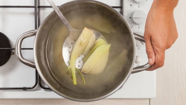 En una olla grande, cocina el hinojo en 2 tazas de caldo. Al final de la cocción, escurre y luego colócalos en una fuente de horno ligeramente engrasada. Precalienta el horno a 200 ° C.