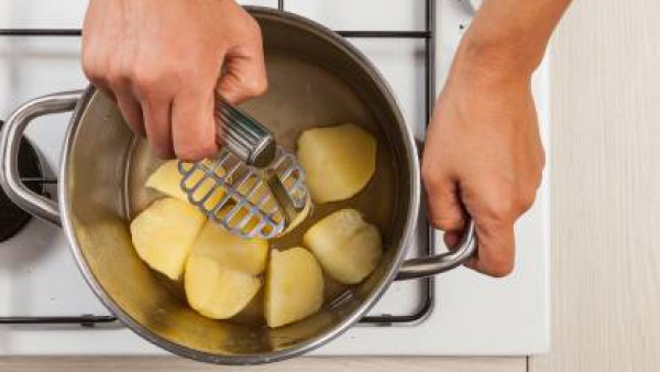 Cuando las patatas estén bien cocidas, machácalas haciendo un puré. Vierte el puré en el caldo y pásale la licuadora para que se unifique. Añade el queso fresco, reservando un poco para la decoración.