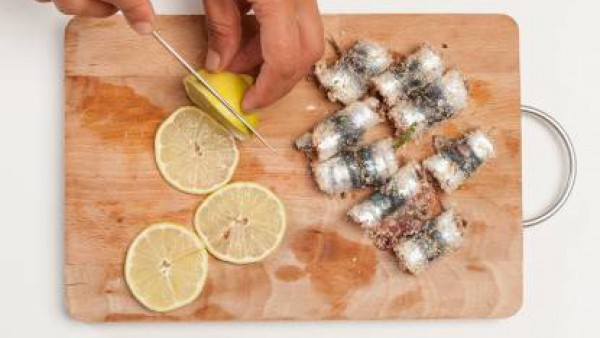 Rellenarla cada sardina con 1 cucharadita del relleno y enróllalas sobre sí mismas.