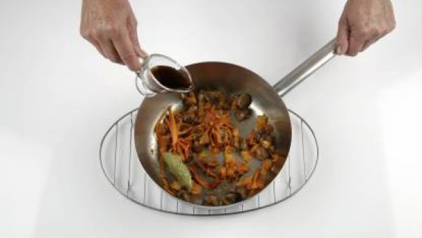 Mezcla el sofrito de verduras con los champiñones y la zanahoria, añade el vinagre de Jerez, deja que se evapore y pon el atún en la misma cazuela.
