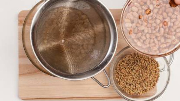 Coloca los frijoles y garbanzos secos en dos cuencos; a continuación, cubre con agua fría. Deja las legumbres en remojo durante al menos 5 horas, después escurre bien. Enjuaga lentejas para eliminar l