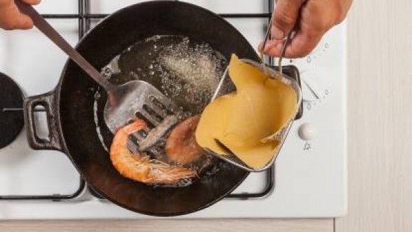 En un wok, fríe en aceite vegetal, en orden, las verduras y después el pescado. Escurre y sirve.