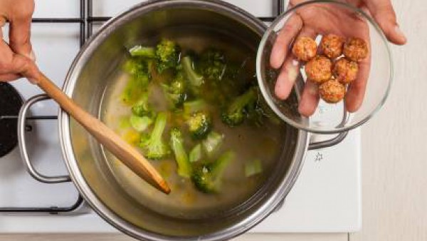 Cocina las albóndigas en el caldo de la cocción del brócoli durante unos 8 minutos. Sirve el plato con los picatostes.