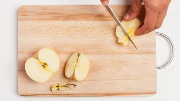 Pela las manzanas y corta en trozos. Exprime el jugo de 1 limón; y ralla su piel. Por separado, prepara ½ taza de la mazanilla con agua hirviendo.
