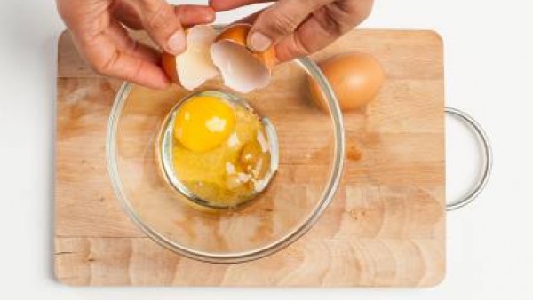En un bol, mezcla los huevos con el azúcar y la canela; agrega la crema y una taza de té de hierbas hecha con agua hirviendo y 1 cucharadita de camomila. Revuelve bien la mezcla.