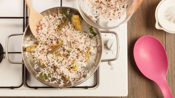 Cuece el arroz en un caldo hecho con el Avecrem. Cuando esté cocido, escurre el exceso de caldo y saltéalo junto con las alcachofas.
