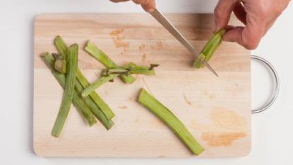 Extiende las hojas de las alcachofas y cocinar en una sartén con un diente de ajo y 1 pastilla desmenuzada de Avecrem Dúo Legumbres Estofadas. Añade los tallos de alcachofa cortados en trozos.