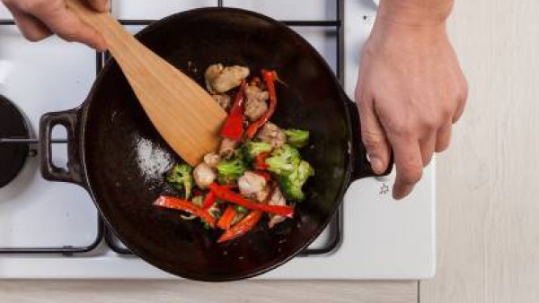 Rehoga las verduras en un wok con aceite de oliva y añade el pollo y la pastilla de Avecrem Caldo de Pollo desmenuzada. A continuación, añade el curry en polvo y cocina durante otros 10 minutos. Si fu