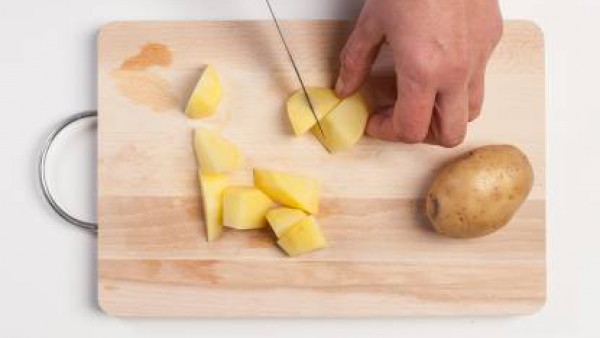 Pela las patatas y córtalas en trozos medianos.