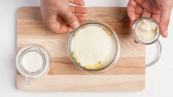 Cierra la última capa de pasta con bechamel, espolvorea con queso parmesano rallado y hornear durante 20 minutos a 180 °C.
