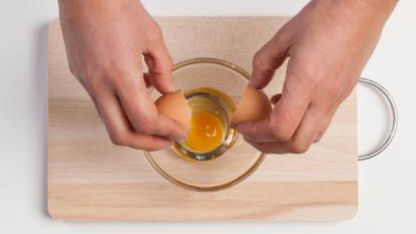 Cuece la pasta en agua con la pastilla de Avecrem Caldo de Pollo hasta que esté al dente. Mientras tanto, pon los huevos en un bol.