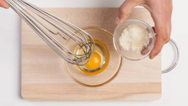 Bate los huevos con el queso. A continuación, escurre la pasta y mézclala con el aceite de oliva y el Tomate Frito Gallina Blanca. Añade los huevos batidos, mézclalo y viértelo en una bandeja de horno