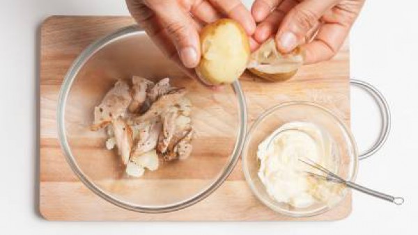 En cuanto el pollo esté frío, córtalo.  Añade las patatas cortadas en trozos y mezclar con la mayonesa. Corta el pepino en rodajas finas y el perejil fresco.