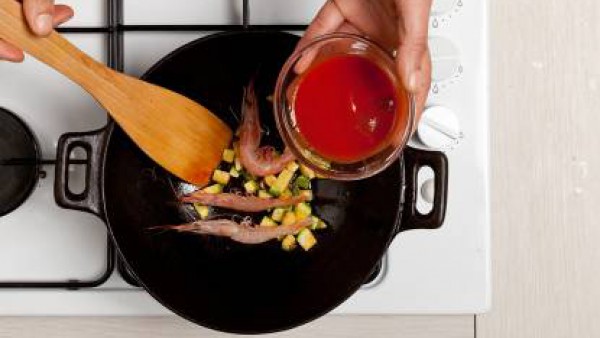 Saltea el calabacín con los ajos sin pelar, el aceite de oliva y la pastilla de Avecrem Dúo Salsa de Tomate. A continuación, agrega las gambas.
